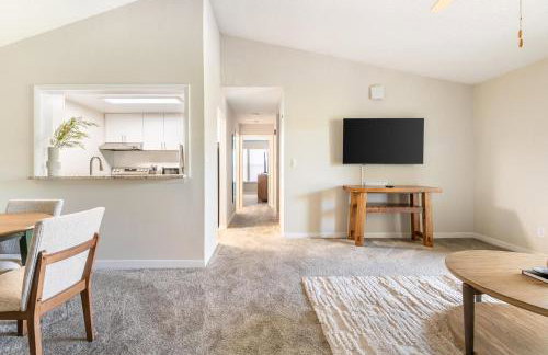 Landing Stunning 2BD Tennis Court Gym - Photo 5