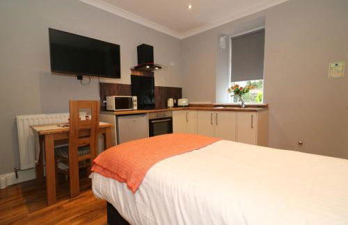 Signature - Linden Cottage Room 2 - Photo 4