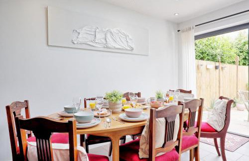 Spacious 4-Bedroom Home Near Station Seafront - Pass the Keys - Foto 24