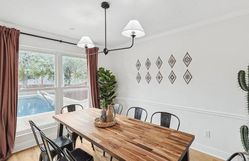 5BR w Backyard Paradise Pool Cinema Games - Foto 15