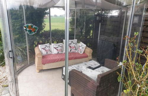 Ferienhaus mit Sommerpool, Terrasse und Glashaus - Foto 16