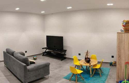 Seafront Villa Nafsika - Private Heated infinity Pool - Direct access to the beach - Play area - Foto 34