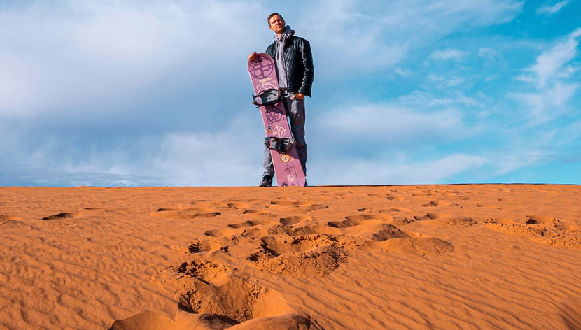 Sandboard ou ski sur sable dans le désert d'Ica