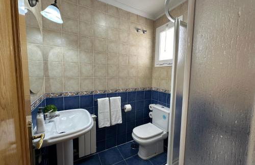 Casa grande de tres plantas con parking gratis - Foto 14