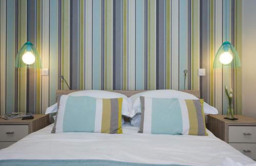 Two Bare Feet - Photo 15