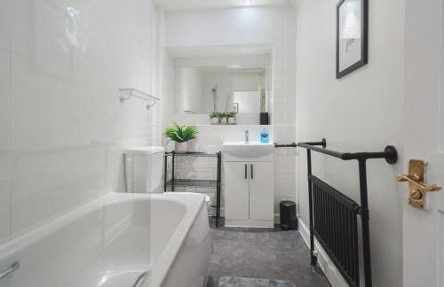 Three Bedroom House by Brookland Stays Serviced Accommodation Short Lets Manchester with Free WiFi - Foto 14