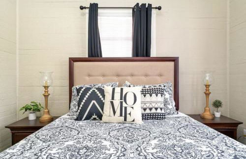 Charming and Historic Bungalow Near All - Foto 5