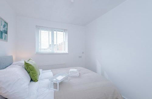 4BR Home for 8, Full Kitchen, Parking, WiFi in Northwich - Photo 35