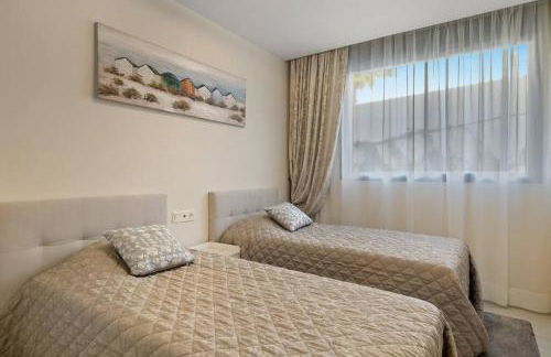 Luxury Apartment next to Golf Course in Marbella - Photo 30