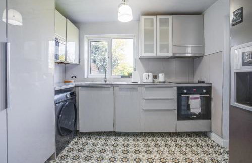 4BR Family Home, Garden, WiFi, 5mins to Elisabeth Line & 10min to Stratford - Foto 30