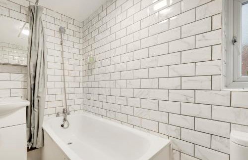 Spacious House in North London, very close to train station and bus stops, near Tottenham Stadium & lots of parking - Photo 13