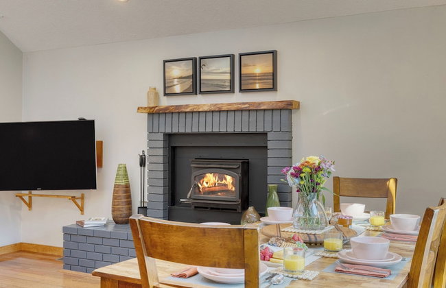 Royal Canoe by Avantstay Walk to the Shore + Cozy Fireplace - Photo 107