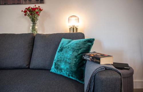 Welcome - BUSINESS or PLEASURE! Southampton 'City Vibes' # Stylish Apartment with Outdoor Courtyard! 1-4 Guests BOOK YOUR CITY BREAK or PRE-CRUISE STAY! CLOSE TO MAYFLOWER THEATRE, UNIVERSITIES, CRUISE TERMINALS, HOSPITALS & SHOPS! - Photo 15