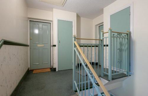 Stylish 2-Bed Flat with Balcony Near Haymarket - Pass the Keys - Foto 38