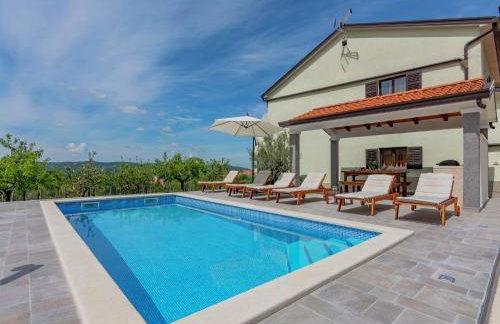 Comfortable apartment in Cerovlje with pool - Foto 1