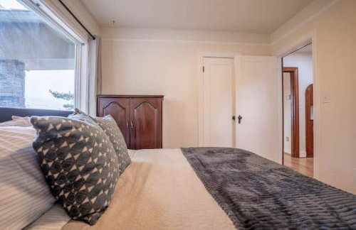 Burien's 3-BR Middle Unit Retreat with Deck BBQ - Foto 24