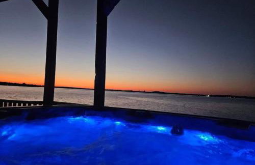 Lakefront Oasis with Private Hot Tub - Foto 26