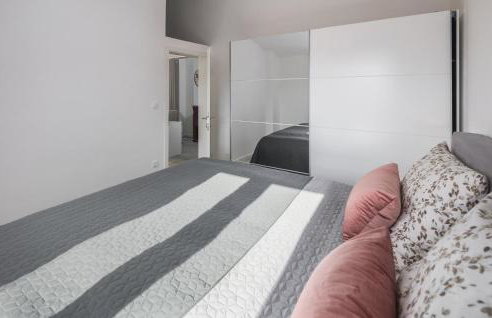 2 Bedroom Lovely Apartment In Nova Vas - Foto 19