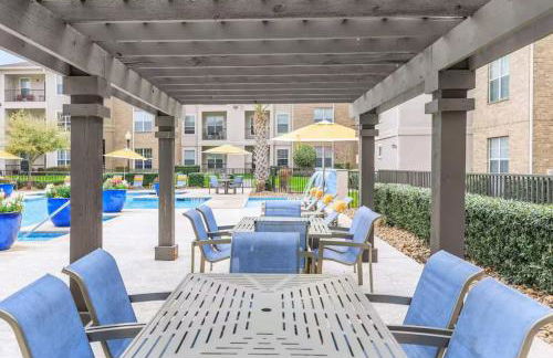 Modern 1BR Retreat Open Layout, Workspace, Views - Foto 21