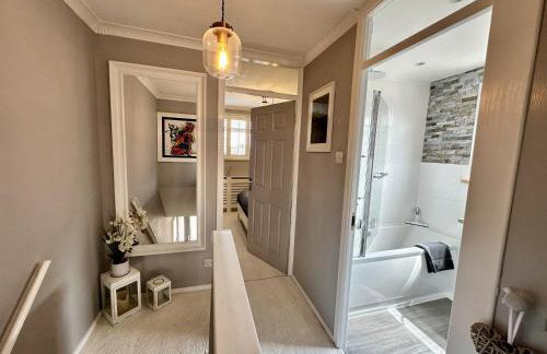 Fantastic 2-Bed House with Parking - Hosted by Hutch Lifestyle - Foto 25