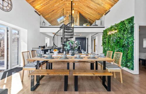 The Oaks Barn - A Countryside Luxury Rural Escape with Hot tub & Fire Pit! Tranquil Group Retreat - Sleeps 8, Pet Friendly & Off road Parking - By Blue Puffin Stays - Photo 2