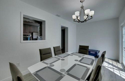 Spacious Home Sleeps 16 - Private Pool Near IMG - Foto 6