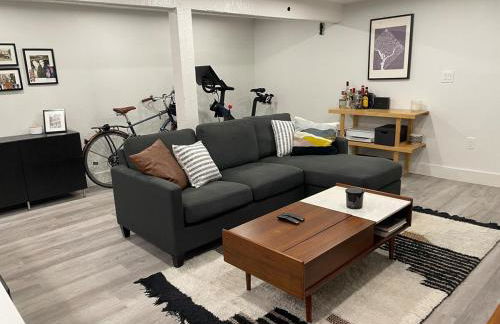 Stylish English Basement Perfect for Long Stays - Foto 7