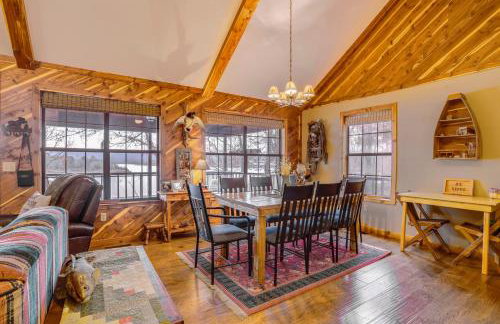 Deck and Fire Pit Waterfront Cabin in Greers Ferry! - Foto 6