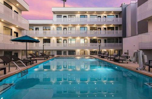 Stylish downtown condo w/ pool & parking - Foto 16