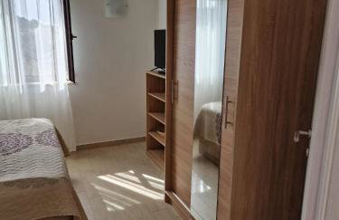 Apartments by the Beach with Pool and Lounge Beds - Miral Apartments - Foto 18