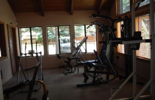 2BR Gated Escape With A Pool And Walk to Dining and Trails - Foto 28