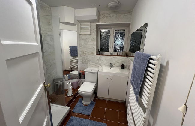 Specious 2 x Double Bedroom Flat in London E18 - Foto 13