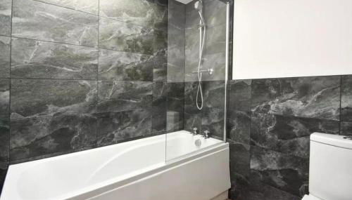 8 Bedroom House Sleeps 20 - Private Garden - Foto 5