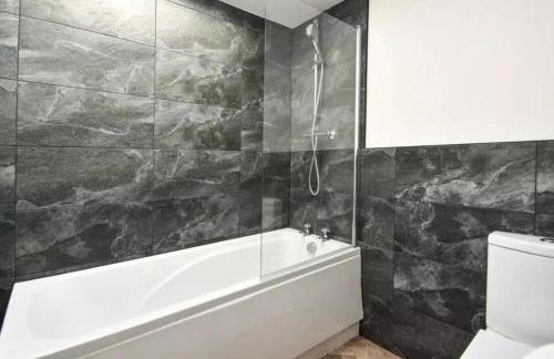 8 Bedroom House Sleeps 20 - Private Garden - Foto 5