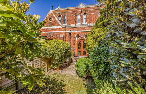 Seaside Chapel Retreat - 3-Bed Church Conversion - Snug Cinema & Free Parking - Foto 4