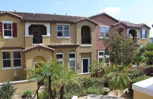 Private and Stylish 3Bdrm 3Ba Townhome, Gated Patio, King Bed, Spacious, Free Parking, Available now - Foto 24