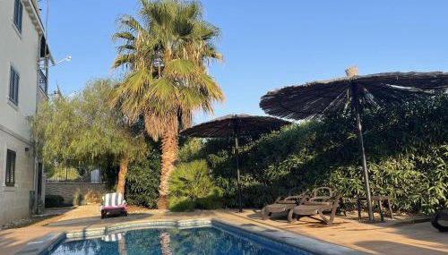 2 Bed Flat - Sleeps 6 - Pool - Garden - Parking - Foto 2, sunbed