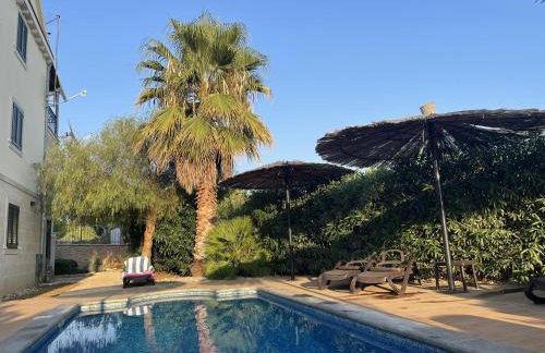 2 Bed Flat - Sleeps 6 - Pool - Garden - Parking - Photo 2