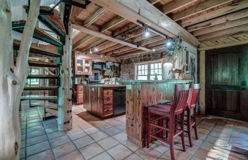 Cozy Cabin on Route 66 with Hot Tub- Edmond, OK - Foto 17