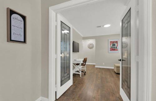 Spacious 4BR plus Den with Pool, Jacuzzi, BBQ, Near Strip - Foto 8