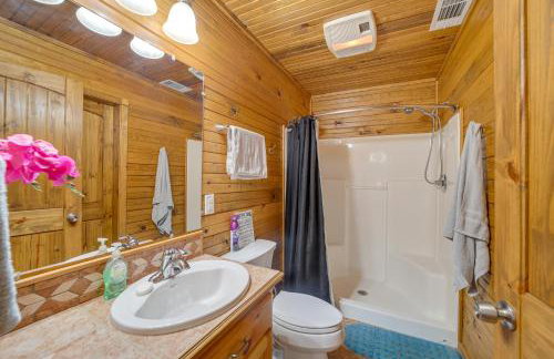 Lake Eufaula Cabin with Hot Tub and Large Deck - Foto 15