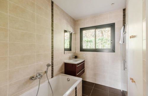 Beautiful contemporary villa 160 m with pool - Foto 16