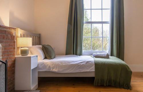 8 Bedroom House in Barwell Sleeps 15 with Parking - Foto 27