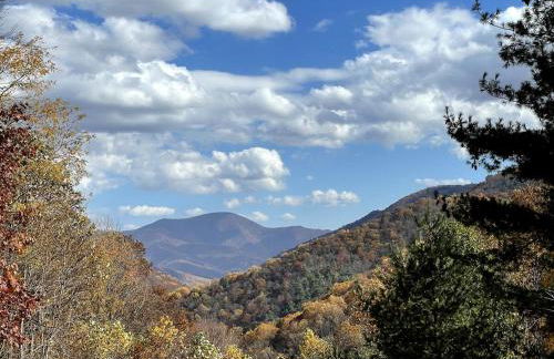 Romantic Getaway or Family Vacay with Mountain Views & Hot Tub - Foto 34