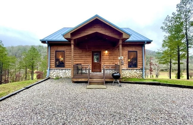 Charming, pet friendly cabin, perfect for fishing, family, hiking and R&R! 2 Bedroom Cabin by RedAwning - Foto 1