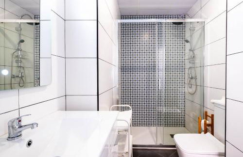 Charming and Comfortable Apartment with Inviting Atmosphere - Photo 9