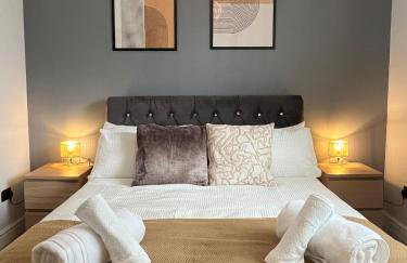 The Place with king beds, Ensuite Bathrooms, Close to Airport and Free Parking - Foto 2