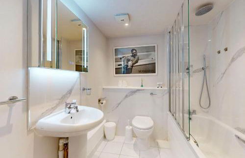 Penthouse Sanctuary with Wraparound Balcony - Pass the Keys - Foto 23