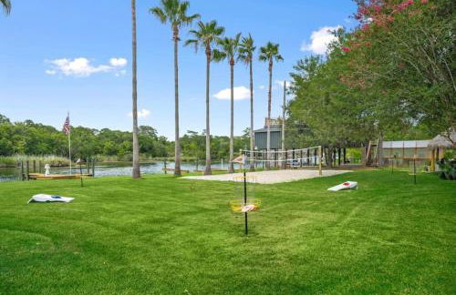 Waterfront oasis with private pool, game room, fire pit and volleyball court - Foto 76