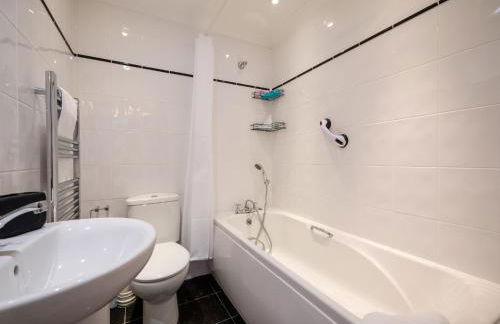 Coastal Escape with Balcony & River Dart Views - Foto 28